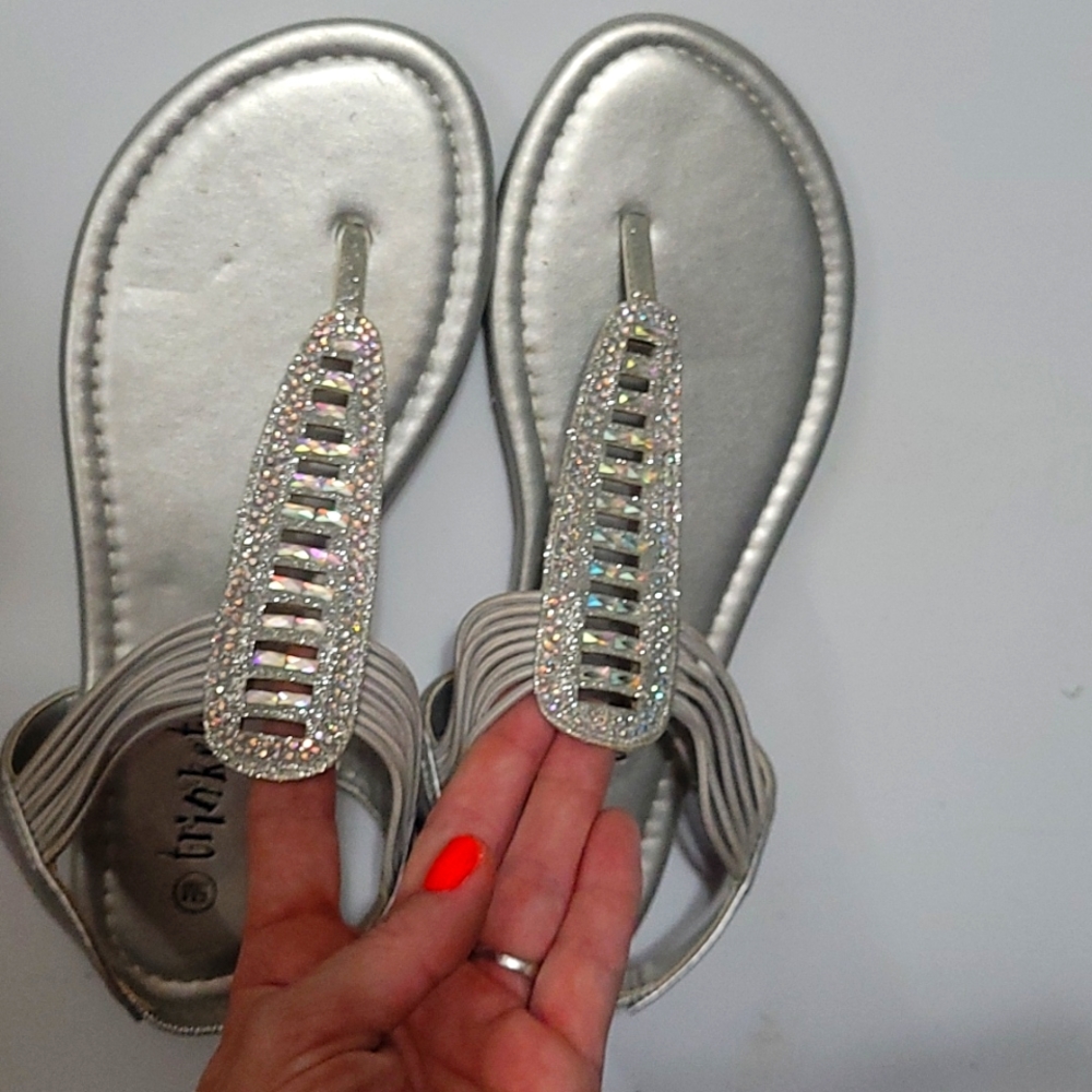 Size 5M Trinkets flip flop
